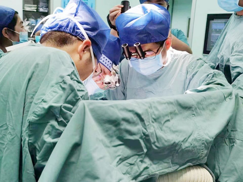 省人民医院肝胆专家吴金术、彭创、易为民等组成的手术团队，为小蕊成功施行超高难度胆总管囊状扩张切除手术。