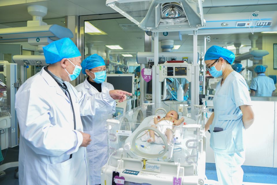 肝胆科专家每天查房，与新生儿科一道做好术后管理。均为长沙晚报通讯员 刘玉君 摄