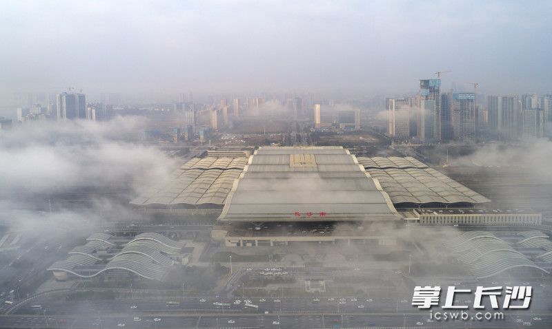 今日上午，无人机高空镜头中，云雾萦绕在长沙火车南站、磨盘洲等地上空，犹如一幅幅城市水墨画徐徐展开。