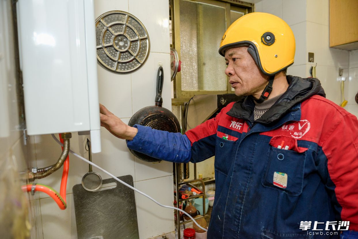 陈爱香租住的房屋更换了全新的合格燃气热水器。