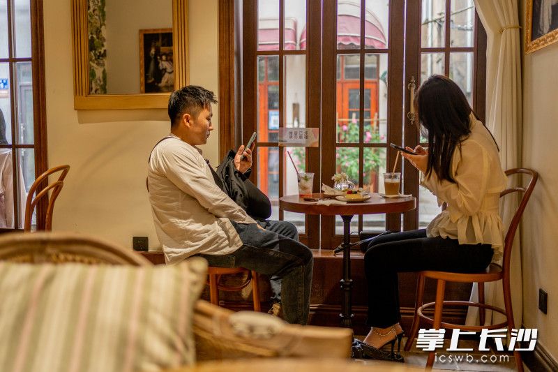 一对情侣在咖啡店内享受悠闲的下午茶时光。