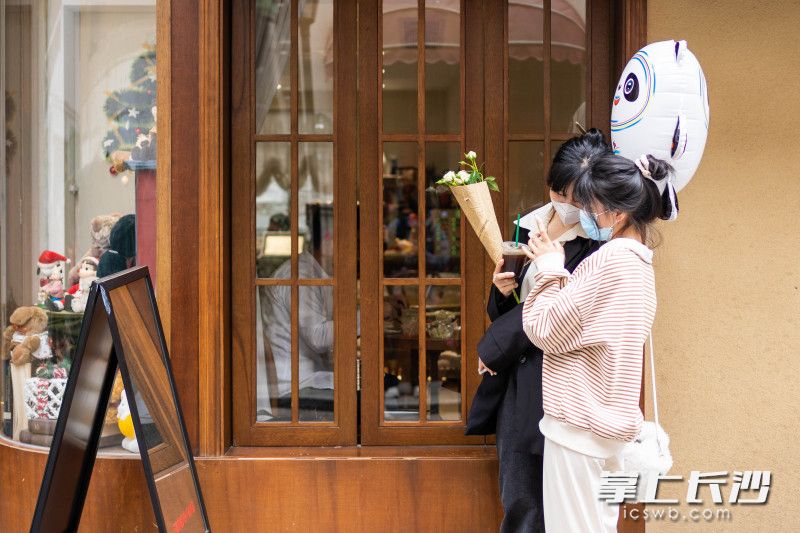 潮宗街某复古咖啡店门前，市民游客纷纷拍照“打卡”。