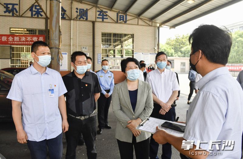 吴桂英在城西机动车检测中心调研汽车尾气污染防治工作。