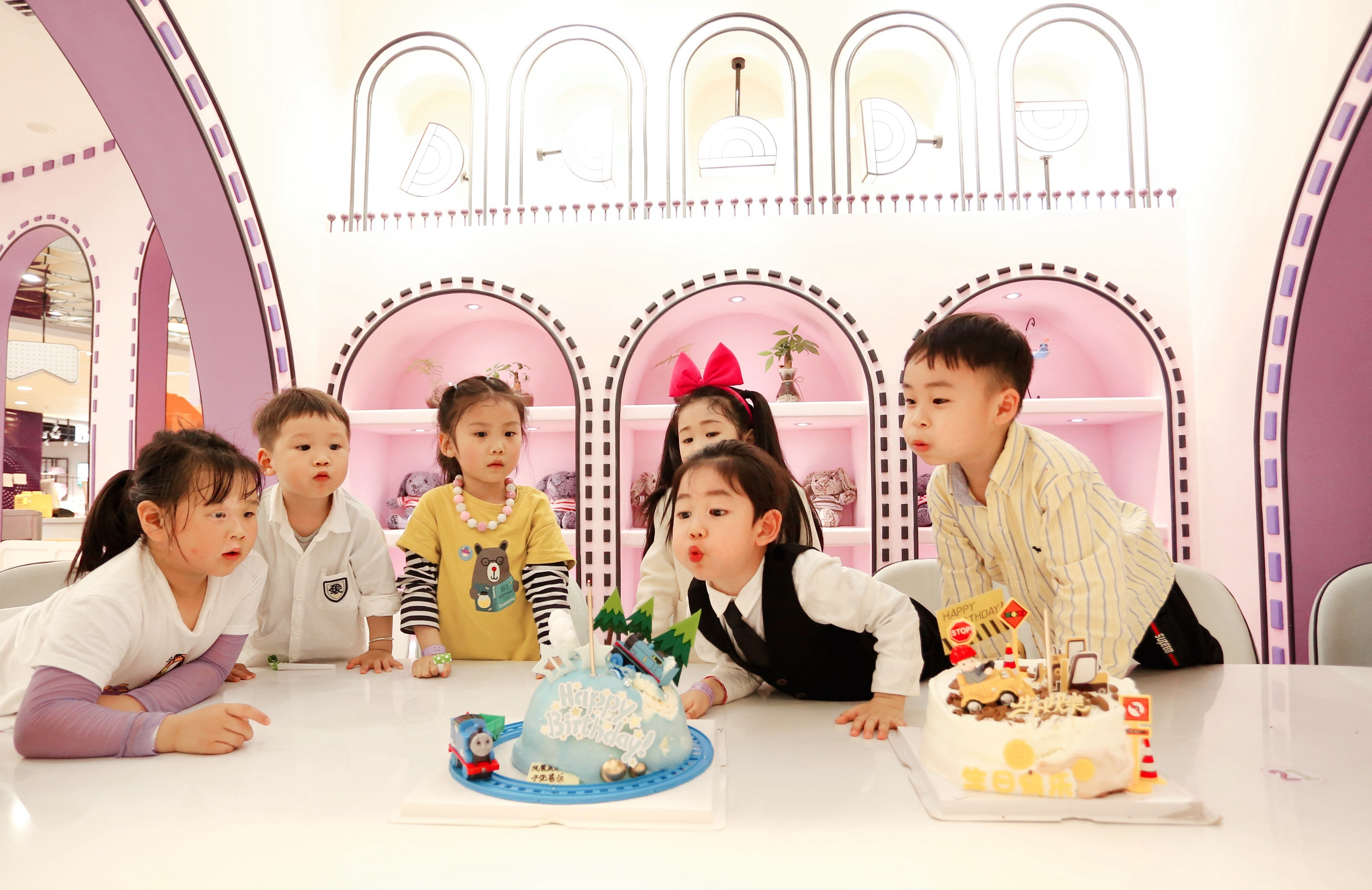 悦悦和她的朋友在亲子餐厅过生日。均为受访者供图