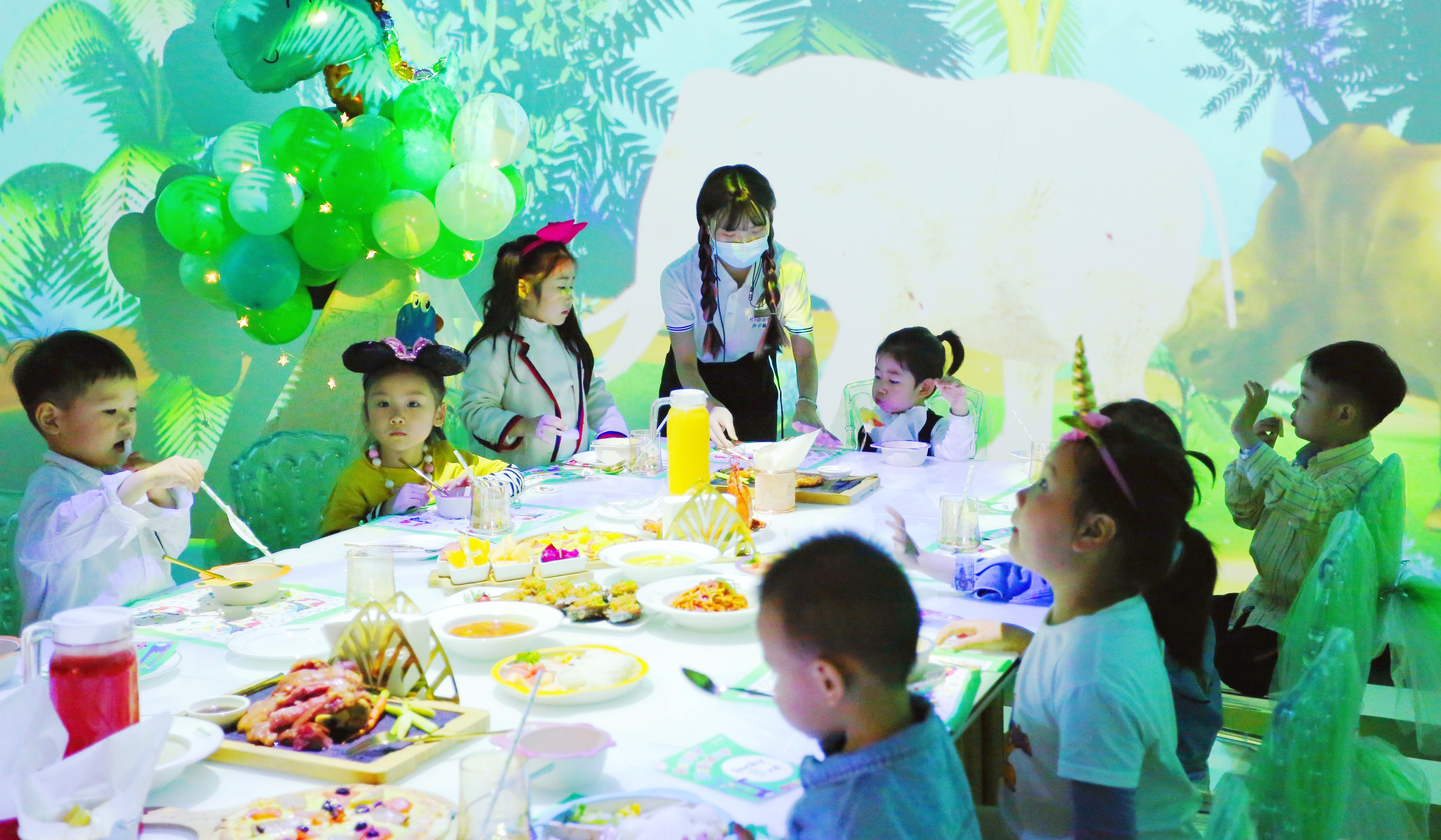 专属的布置、特定的场景、轻松的氛围，选择一个亲子餐厅给小孩过生日已得到众多家长的青睐。
