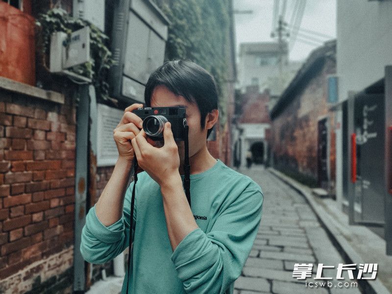 90后独立摄影师霍鹏带着他的“古董”相机游走北京和长沙的老街巷，用光影记录新时代、老街巷居民们的人情冷暖。 均为长沙晚报全媒体记者 陈飞 摄