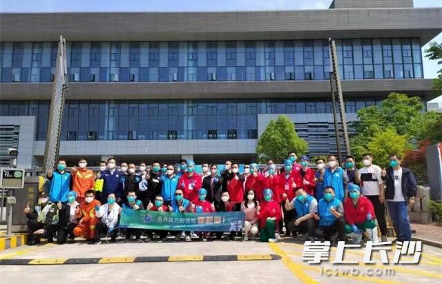 5月16日，上海古丹路方舱医院正式休舱，部分湖南省援沪中医医疗队员留影。