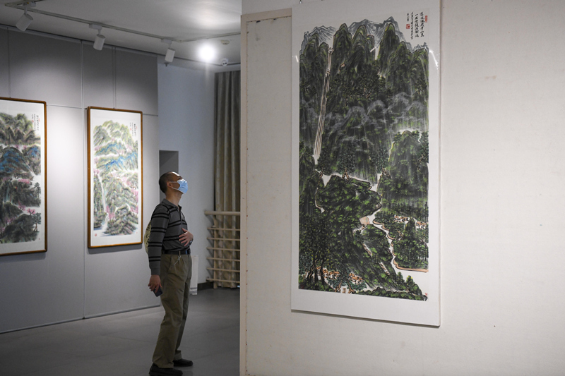 美术爱好者在湖南省文化馆参观谢石山画展。均为馆方供图
