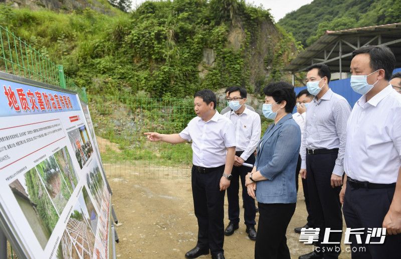 吴桂英在宁乡市老粮仓镇望江村的地质灾害隐患点，调研汛期山洪地质灾害防御工作。