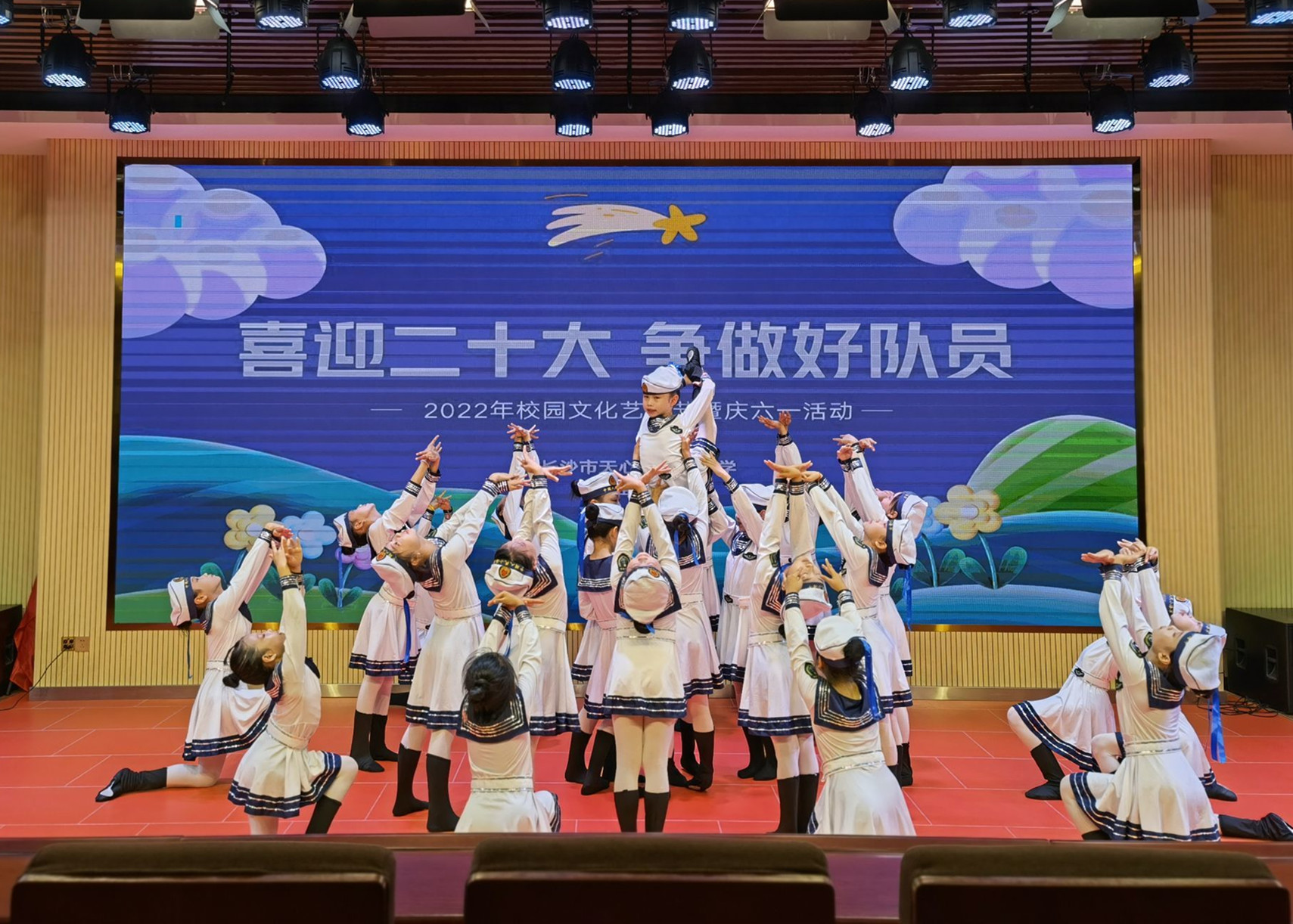 学校舞蹈队表演的舞蹈《小小水军》，拉开了本届校园文化艺术节的帷幕。
