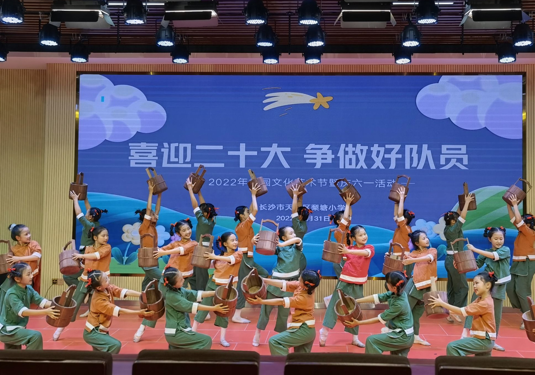 学校舞蹈队表演自编舞蹈《麻花辫》。