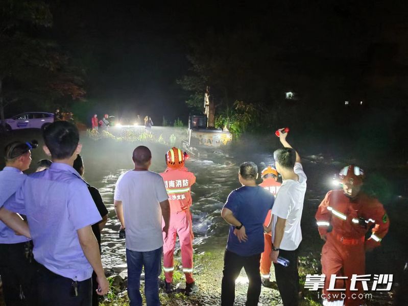 当晚，消防、公安、当地镇村干部以及志愿者数十人在现场参与救援。