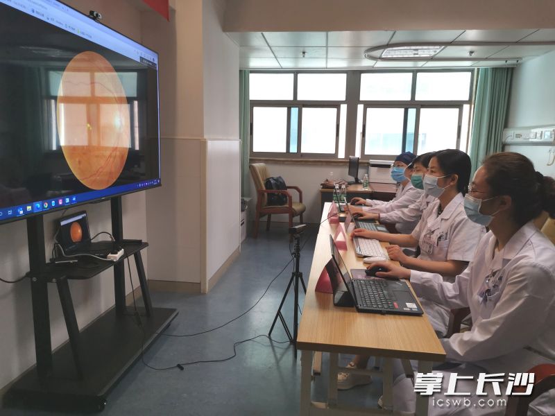 湘雅二医院眼科专家正通过屏幕为数百公里外的眼病患者进行义诊。长沙晚报全媒体记者 徐媛 摄