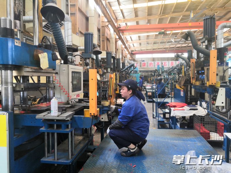繁忙的中京机械生产车间。长沙晚报通讯员 易哲韬 摄