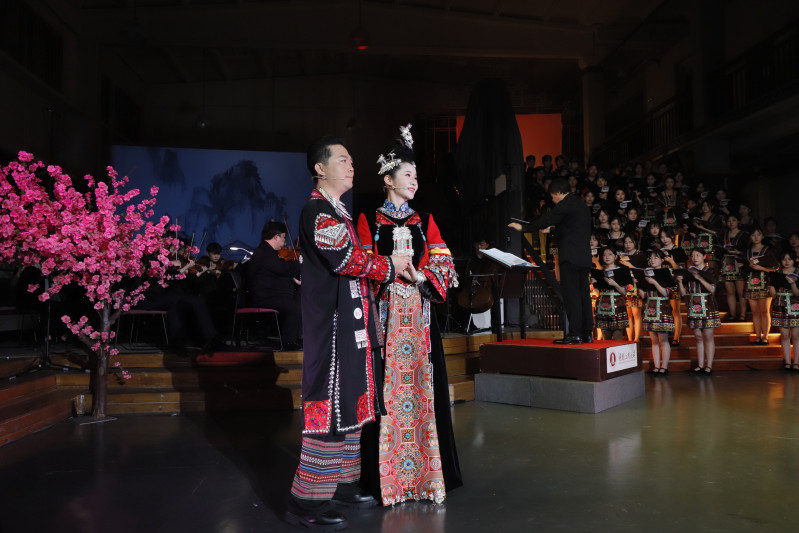 今晚，大型清唱剧侗族大歌《风雨桥》在湖南工商大学首演。均为朱寒冰摄