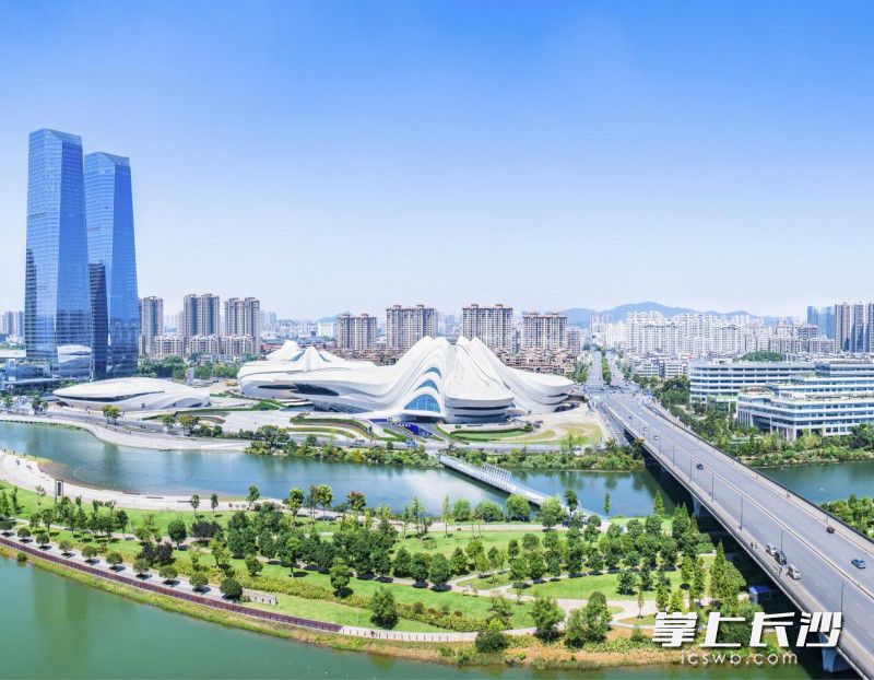 由湘江集团开发建设的梅溪湖国际新城一期已吸引超12万人在此诗意栖居，二期正在抓紧建设中。湘江集团供图