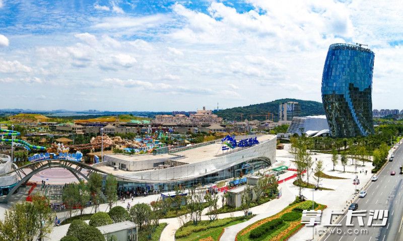 湘江集团湘江欢乐城自2020年7月营业以来，至今累计接待游客超过100万人次，实现营收近2亿元。