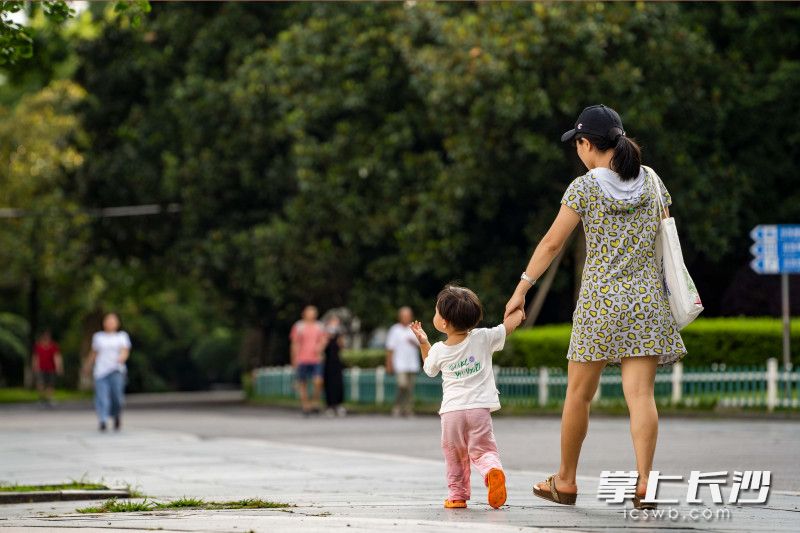 一对母女正在公园里散步。长沙晚报全媒体记者 刘晓敏 摄