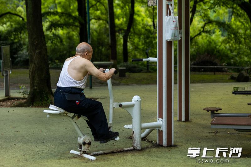 一位老人在用公共健身设施锻炼。长沙晚报全媒体记者 董阳 摄