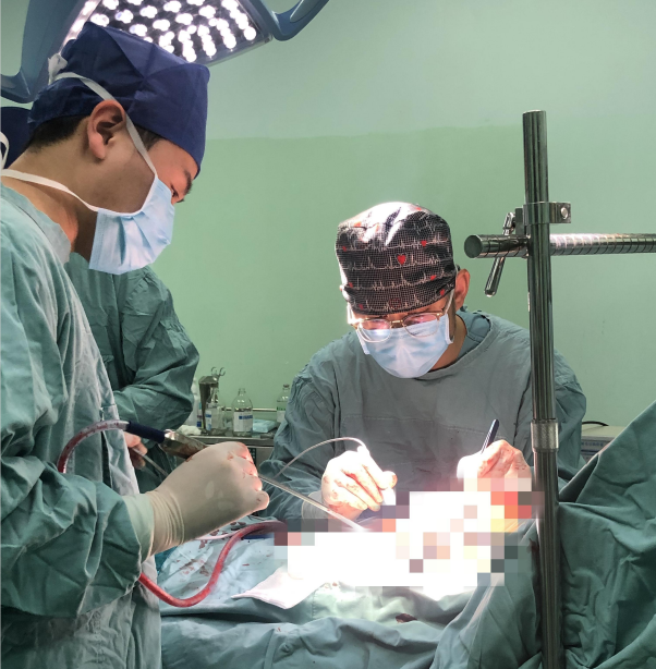 湖南省人民医院胸外科团队为患者实施手术。均为长沙晚报通讯员 梁辉 易磊 供图