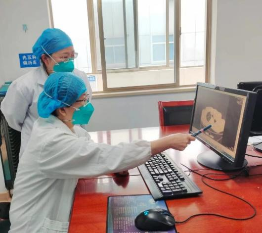 湖南省胸科医院内五科的医生在分析患者的胸片检查结果。医院供图