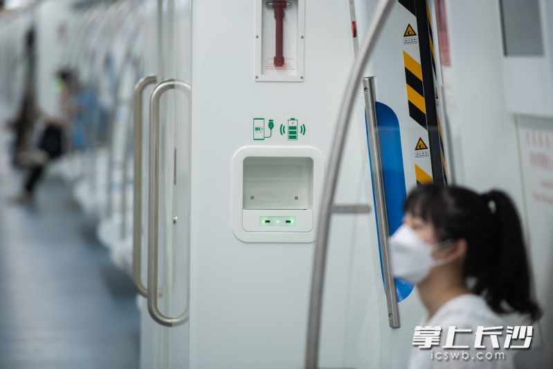 列车每节车厢都设有充电装置，两个USB口和一个无线充电接口可以为手机等设备进行充电。