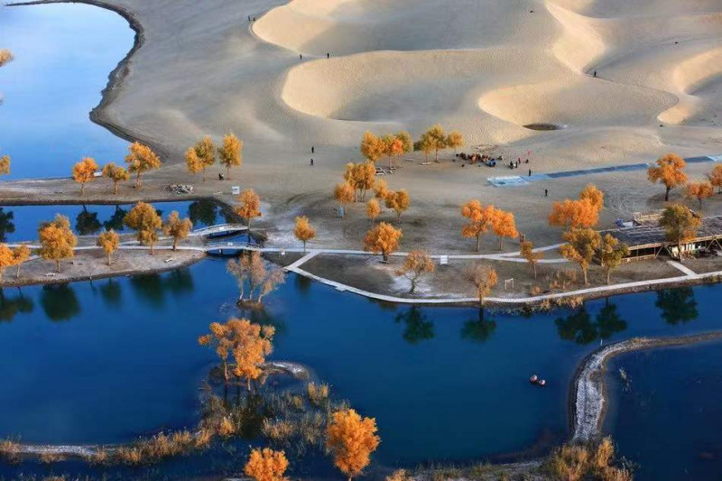 新疆风光对游客充满吸引力。