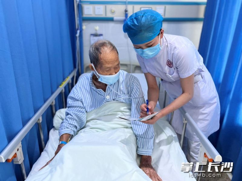 湖南省人民医院介入血管外科二病区责护组长与患者确认需购买的生活用品。均为医院 供图