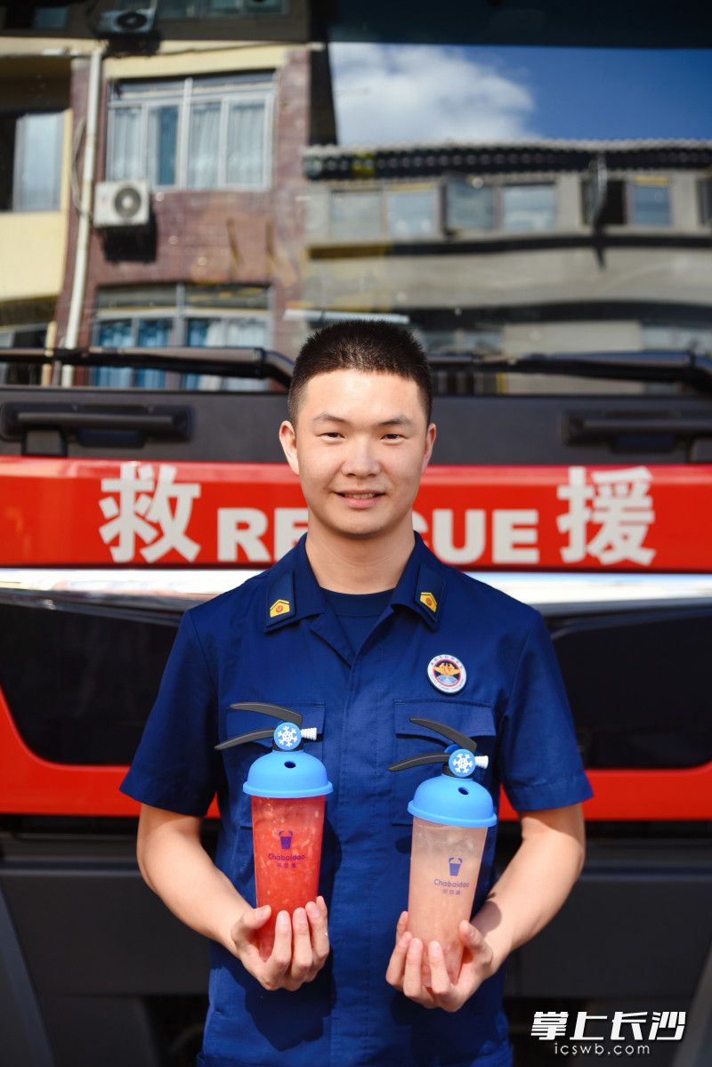 消防员“打卡”灭火器造型奶茶杯。