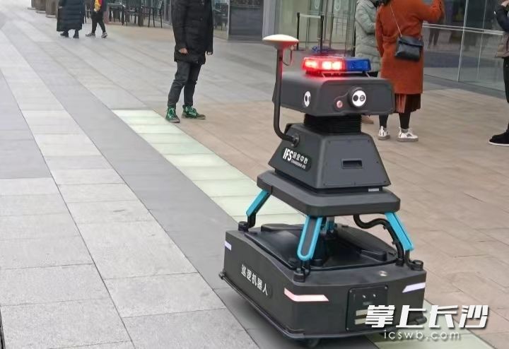 长沙国金中心的巡逻机器人“小安”。   资料图片