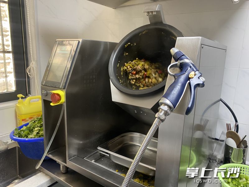 炒菜机器人正在工作。  长沙晚报通讯员 彭穗 摄
