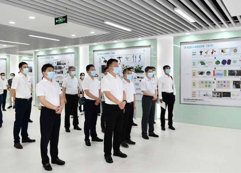 调研组一行在湖南大学机器人视觉感知与控制技术国家工程研究中心进行实地调研。
