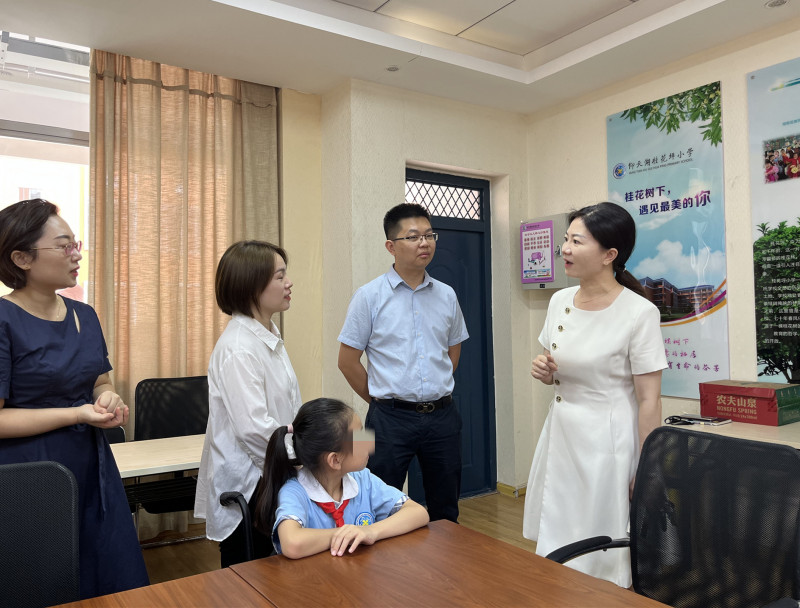 天心区教育局党委副书记喻备（右一）和小艺的父亲（右二）、母亲（左二）交流相关情况。