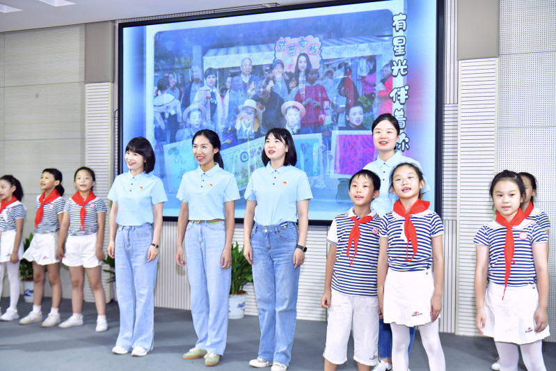 两校学生用歌舞为教师节献礼。长沙晚报通讯员邓广平摄