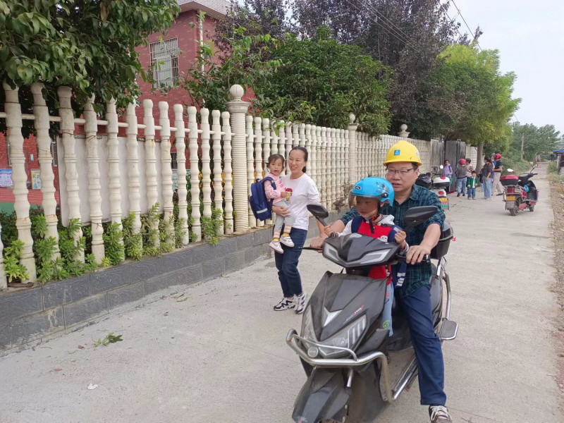 为方便家长接送孩子，黄鹤小学围墙外的泥巴路改成了水泥路面。