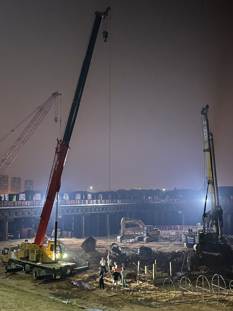 近日，金安大道捞刀河大桥第一根桩基顺利浇筑完成。