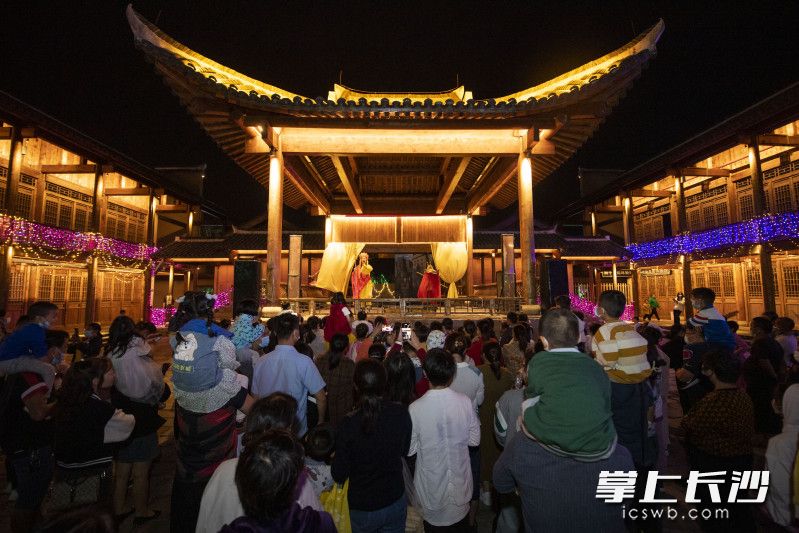 田汉文化园光影艺术公园内，“西游故事”吸引了众多游客观看。