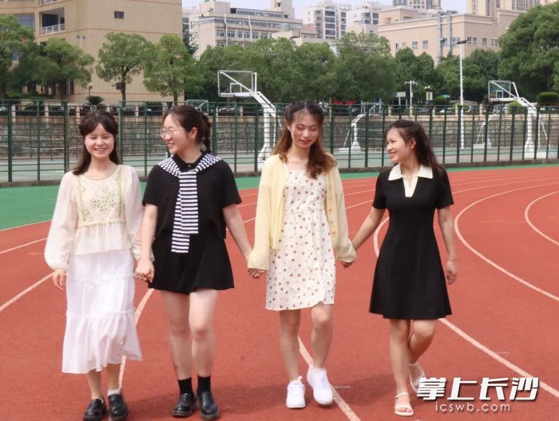 中南大学生物科学专业四位女生考研上岸，从左至右分别为白雯会、张好、江佳红、陆光琴。均为受访者供图