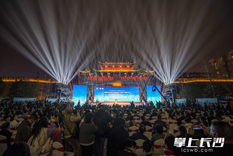 11月8日晚，湖南省首届非遗博览会在张家界大庸古城开幕。照片均为长沙晚报全媒体记者 郭雨滴 摄