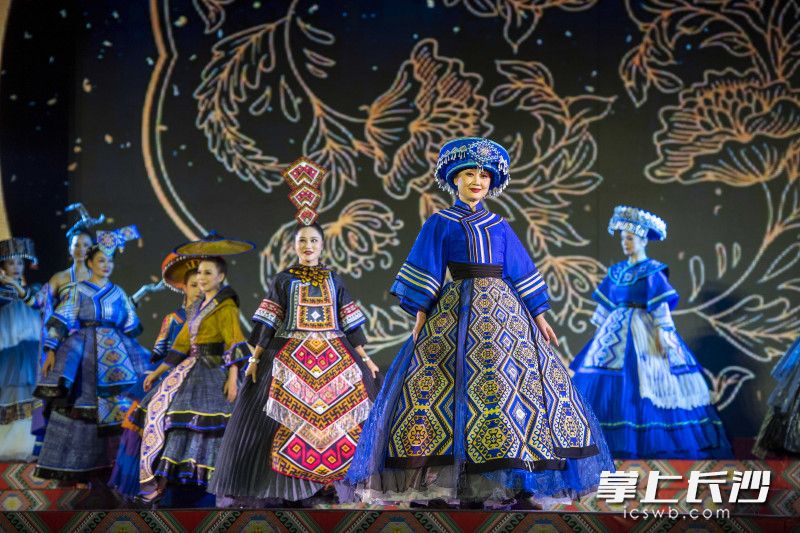 湖南省首届非遗博览会开幕式上，展示的多彩民族服饰引人注目。