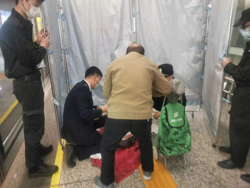 民辅警及站务人员将周娭毑从地铁列车上抬下来后，临时安置等待救护车过来。 均为长沙晚报通讯员 李娜 供图
