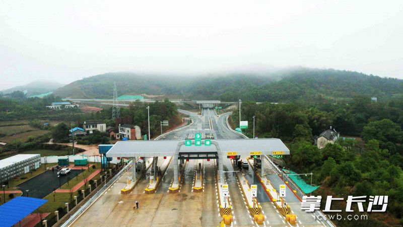 宁韶高速公路东湖塘收费站。
