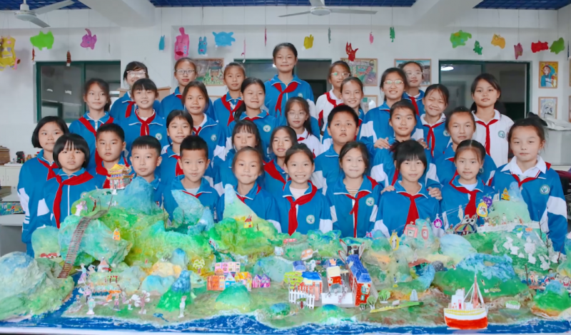 同学们历时7个月用废纸等做出长沙版“千里江山图。”