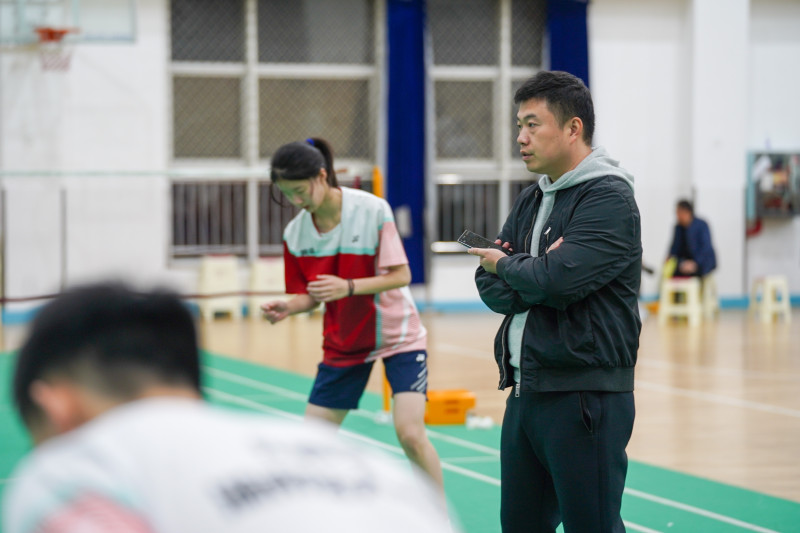 每晚7点，湖南师大附中体育馆，羽毛球队主教练向怿指导队员们进行体能训练。