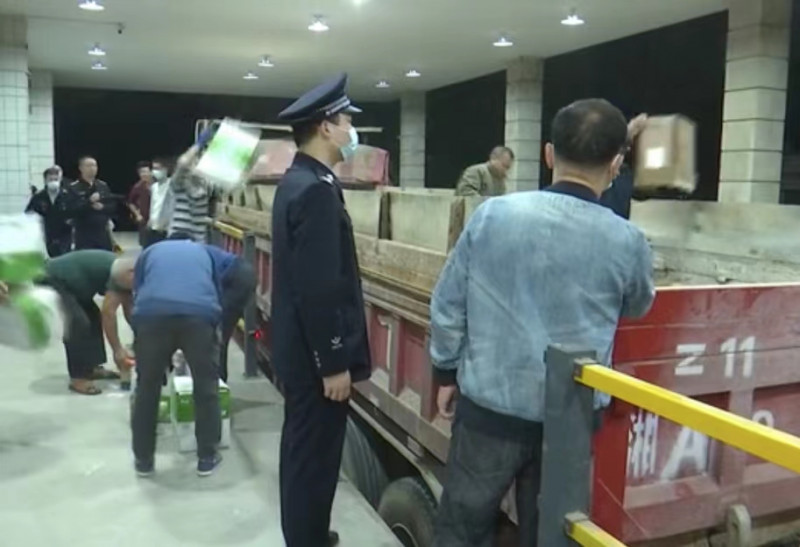 民警及相关工作人员正在将假烟、走私烟搬进货车内，准备集中销毁。 均为长沙晚报通讯员 龙莹 供图