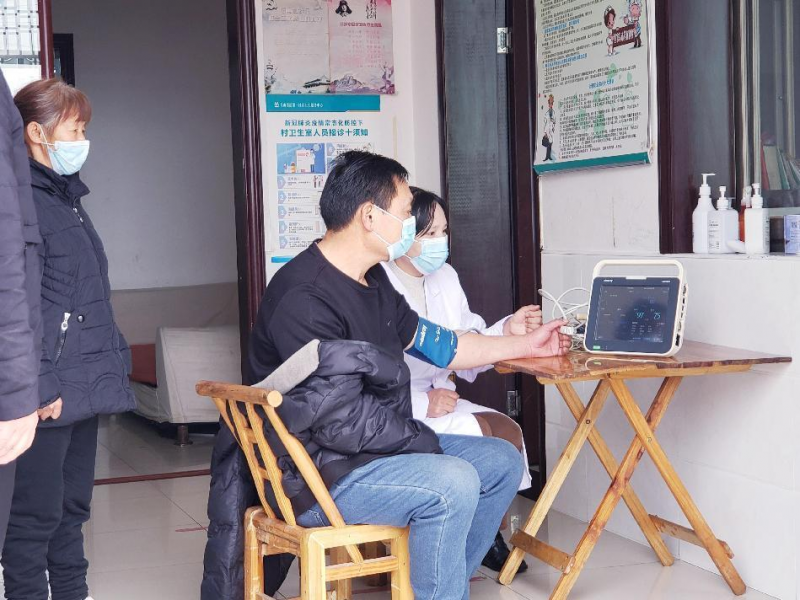 金树村卫生室新增“24小时咨询热线”，为村民提供免费健康检测等防疫服务。
