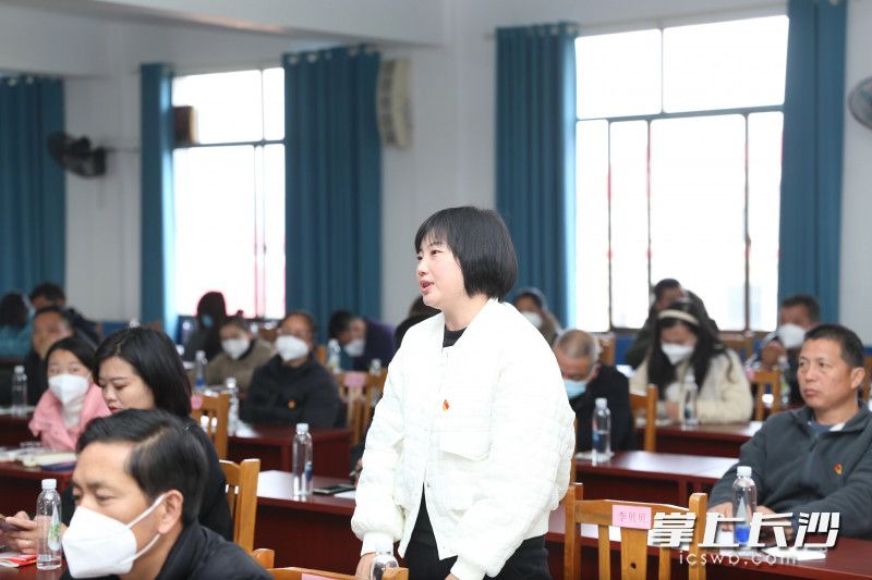 现场互动环节，柏铃村妇女主任就妇女儿童心理健康问题提问。