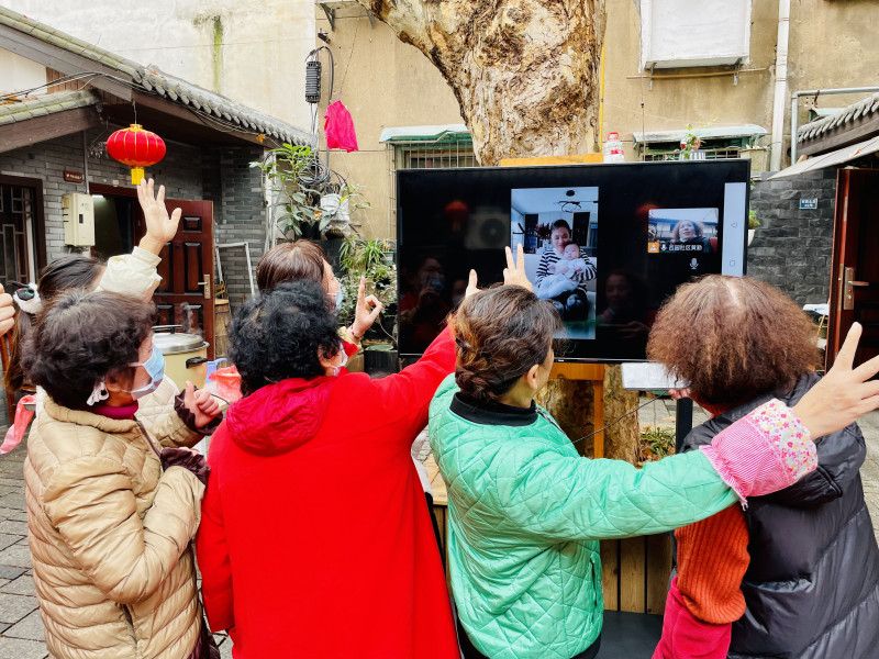 远在北京的袁娭毑抱着小外孙女，惊喜地和老街坊们隔空“云”团圆。