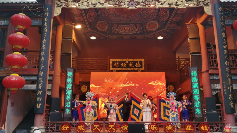 火宫殿古戏台，春节迎客热闹非凡。均为省京供图