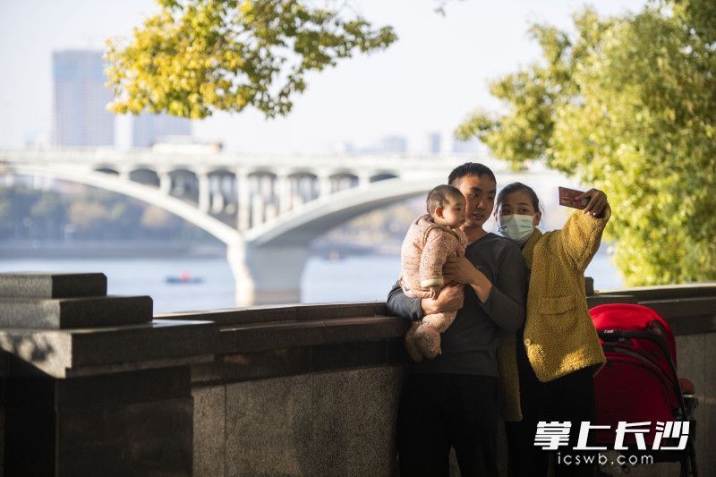 一家人与橘子洲大桥合影。